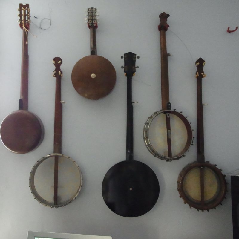Wall mounted (hanging) banjo stands Discussion Forums Banjo Hangout