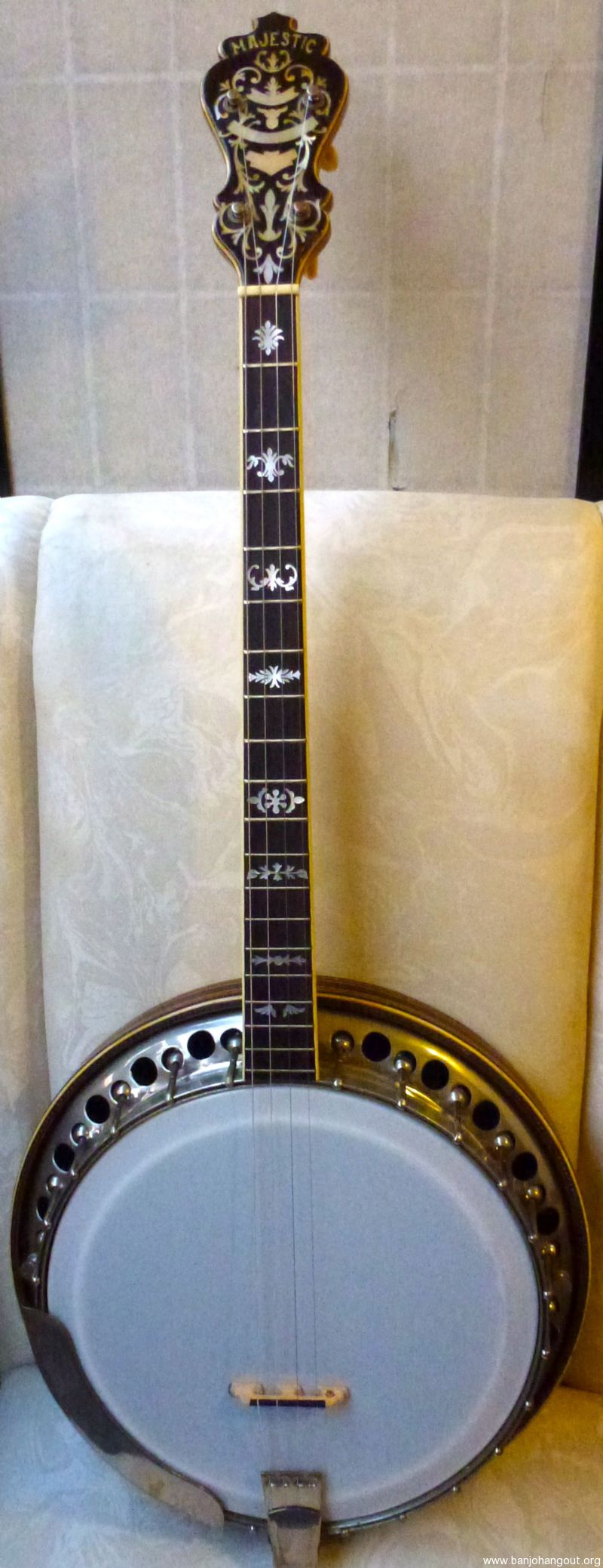 MAJESTIC VINTAGE TENOR BANJO Used Banjo For Sale at